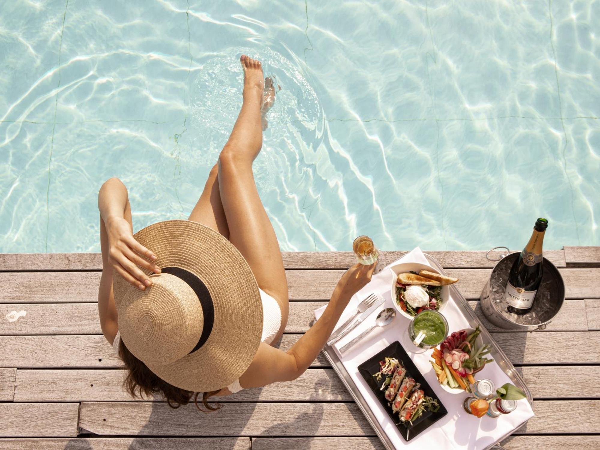 Boscolo Nice Hotel&Spa Exteriér fotografie A woman sunbathing